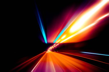 Şehirdeki gece trafiği ışıklarının soyut görüntüsü