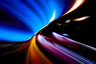 Şehirdeki gece trafiği ışıklarının soyut görüntüsü