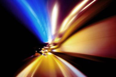 Şehirdeki gece trafiği ışıklarının soyut görüntüsü