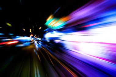 Şehirdeki gece trafiği ışıklarının soyut görüntüsü