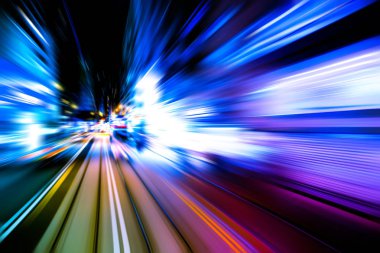 Şehirdeki gece trafiği ışıklarının soyut görüntüsü