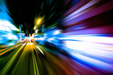 Şehirdeki gece trafiği ışıklarının soyut görüntüsü