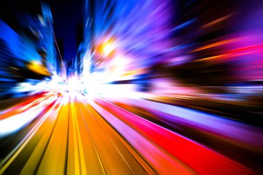Şehirdeki gece trafiği ışıklarının soyut görüntüsü