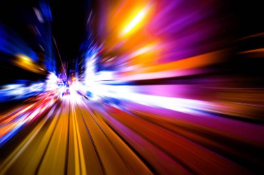 Şehirdeki gece trafiği ışıklarının soyut görüntüsü