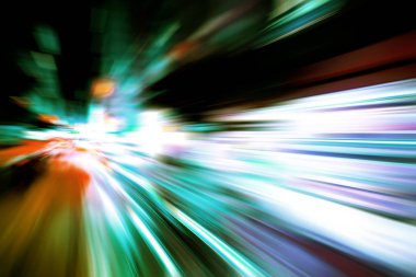 Şehirdeki gece trafiği ışıklarının soyut görüntüsü