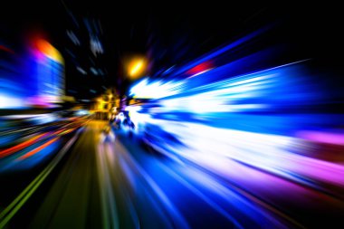 Şehirdeki gece trafiği ışıklarının soyut görüntüsü