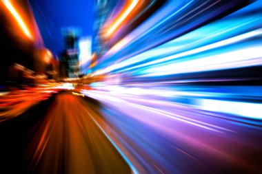 Şehirdeki gece trafiği ışıklarının soyut görüntüsü