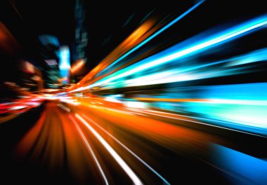 Şehirdeki gece trafiği ışıklarının soyut görüntüsü