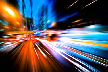 Şehirdeki gece trafiği ışıklarının soyut görüntüsü