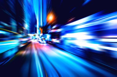 Şehirdeki gece trafiği ışıklarının soyut görüntüsü