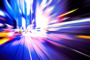 Şehirdeki gece trafiği ışıklarının soyut görüntüsü