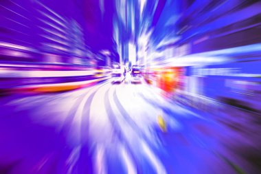 Şehirdeki gece trafiği ışıklarının soyut görüntüsü