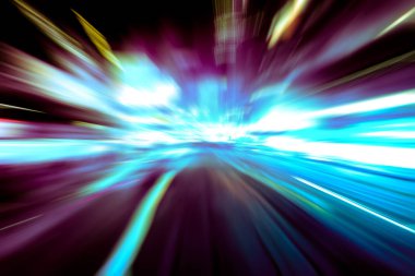 Şehirdeki gece trafiği ışıklarının soyut görüntüsü