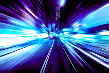 Şehirdeki gece trafiği ışıklarının soyut görüntüsü