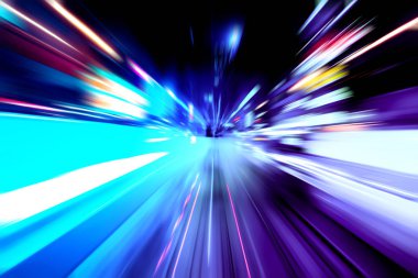 Şehirdeki gece trafiği ışıklarının soyut görüntüsü