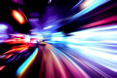 Şehirdeki gece trafiği ışıklarının soyut görüntüsü