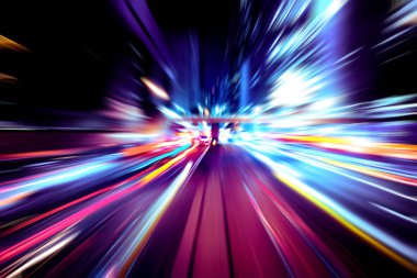 Şehirdeki gece trafiği ışıklarının soyut görüntüsü