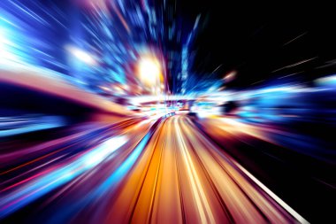 Şehirdeki gece trafiği ışıklarının soyut görüntüsü
