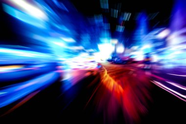 Şehirdeki gece trafiği ışıklarının soyut görüntüsü