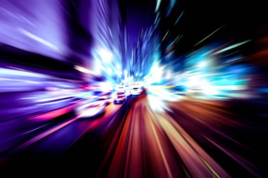 Şehirdeki gece trafiği ışıklarının soyut görüntüsü