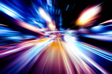 Şehirdeki gece trafiği ışıklarının soyut görüntüsü