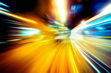 Şehirdeki gece trafiği ışıklarının soyut görüntüsü