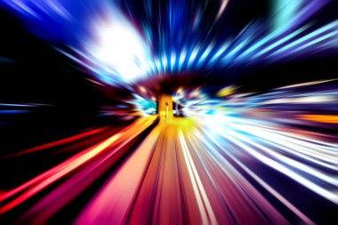 Şehirdeki gece trafiği ışıklarının soyut görüntüsü