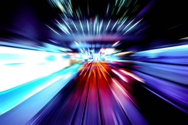 Şehirdeki gece trafiği ışıklarının soyut görüntüsü
