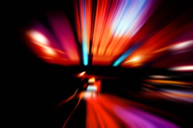 Şehirdeki gece trafiği ışıklarının soyut görüntüsü