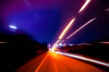 Şehirdeki gece trafiği ışıklarının soyut görüntüsü