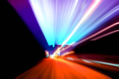 Şehirdeki gece trafiği ışıklarının soyut görüntüsü