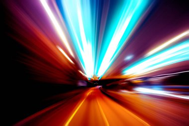 Şehirdeki gece trafiği ışıklarının soyut görüntüsü