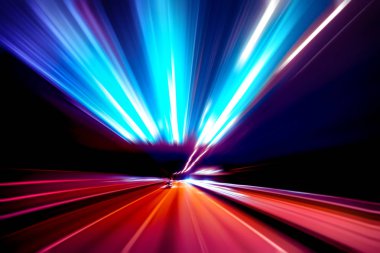 Şehirdeki gece trafiği ışıklarının soyut görüntüsü