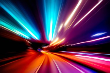 Şehirdeki gece trafiği ışıklarının soyut görüntüsü