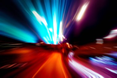 Şehirdeki gece trafiği ışıklarının soyut görüntüsü