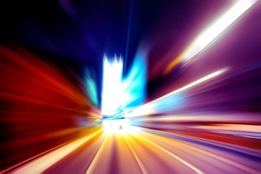 Şehirdeki gece trafiği ışıklarının soyut görüntüsü