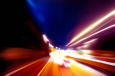 Şehirdeki gece trafiği ışıklarının soyut görüntüsü