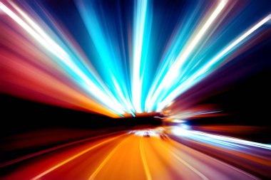 Şehirdeki gece trafiği ışıklarının soyut görüntüsü