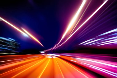 Şehirdeki gece trafiği ışıklarının soyut görüntüsü