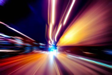 Şehirdeki gece trafiği ışıklarının soyut görüntüsü