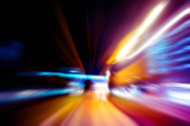 Şehirdeki gece trafiği ışıklarının soyut görüntüsü