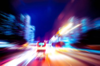 Şehirdeki gece trafiği ışıklarının soyut görüntüsü