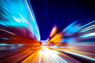 Şehirdeki gece trafiği ışıklarının soyut görüntüsü