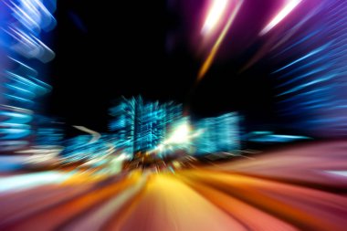 Şehirdeki gece trafiği ışıklarının soyut görüntüsü