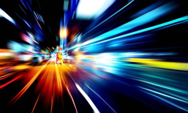 Şehirdeki gece trafiği ışıklarının soyut görüntüsü