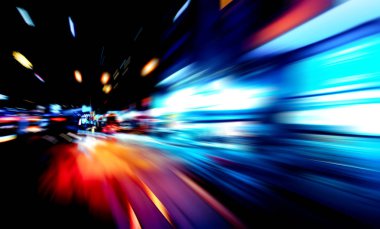 Şehirdeki gece trafiği ışıklarının soyut görüntüsü