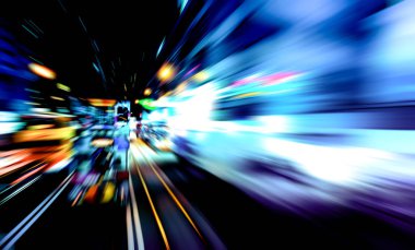 Şehirdeki gece trafiği ışıklarının soyut görüntüsü