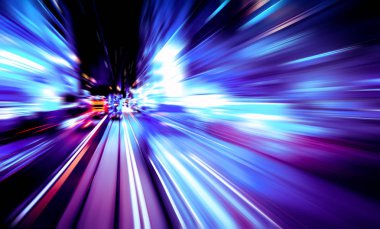 Şehirdeki gece trafiği ışıklarının soyut görüntüsü