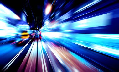 Şehirdeki gece trafiği ışıklarının soyut görüntüsü