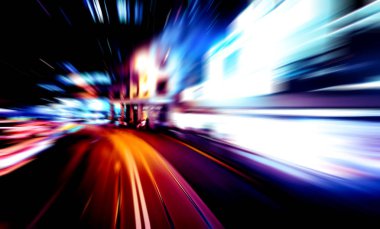 Şehirdeki gece trafiği ışıklarının soyut görüntüsü